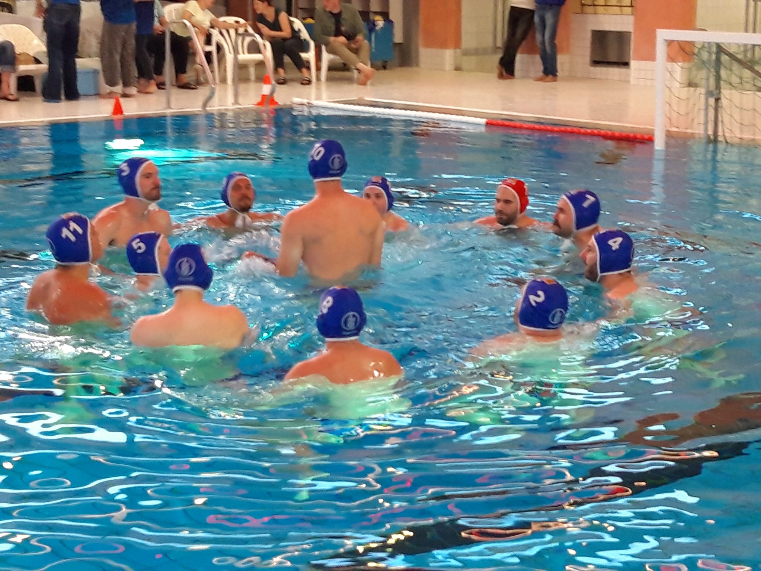 alle Spieler im Wasser im Kreis kurz vor dem Anpfiff