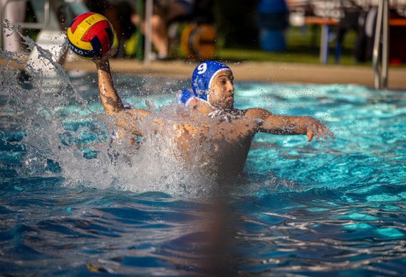 Wasserballer mit Ball beim Wurf