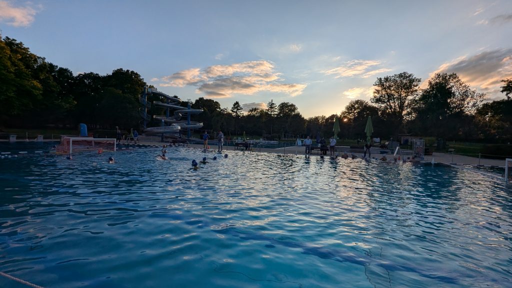2025 Bericht Trainingslager Freibad Vaihingen am frühen Morgen. Mit Wasserballern im Becken.