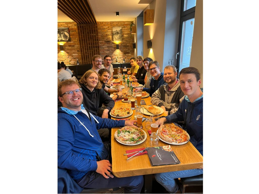 PSV Wasserball Wiesbaden 2 Homepage Die erfolgreiche Mannschaft beim anschließenden Pizza essen.